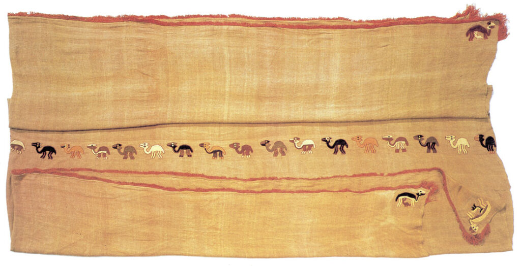 Manto antiguo con representaciones de alpaca